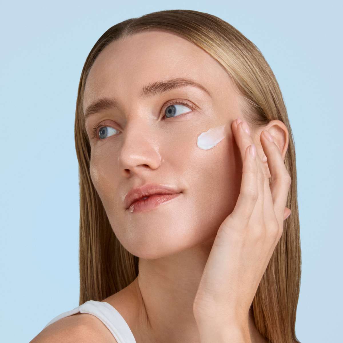 Wedoskin Vivier Intensive Hydrating Moisturizer jar with creamy texture and soothing appearance, ideal for deep skin hydration.